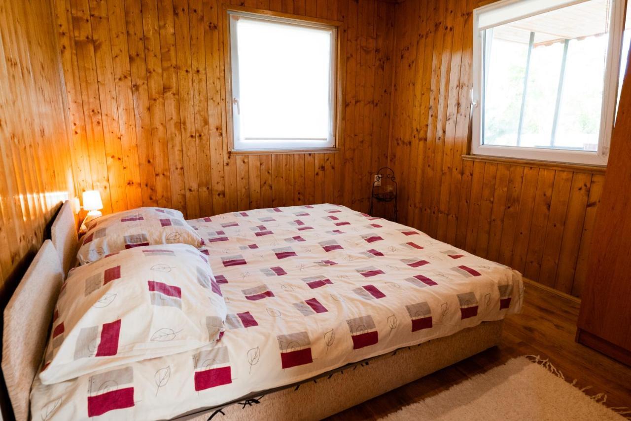Tennis Guesthouse Ordacsehi ภายนอก รูปภาพ