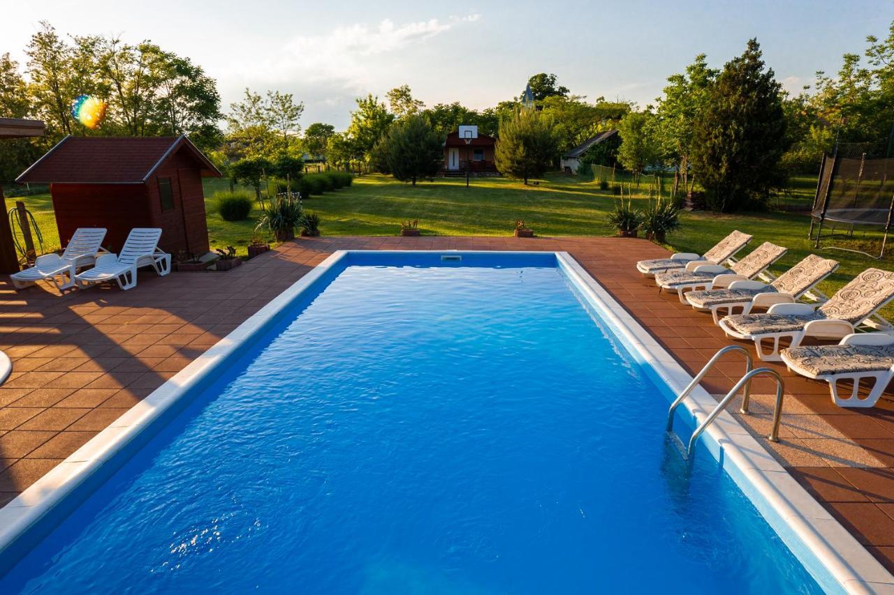 Tennis Guesthouse Ordacsehi ภายนอก รูปภาพ