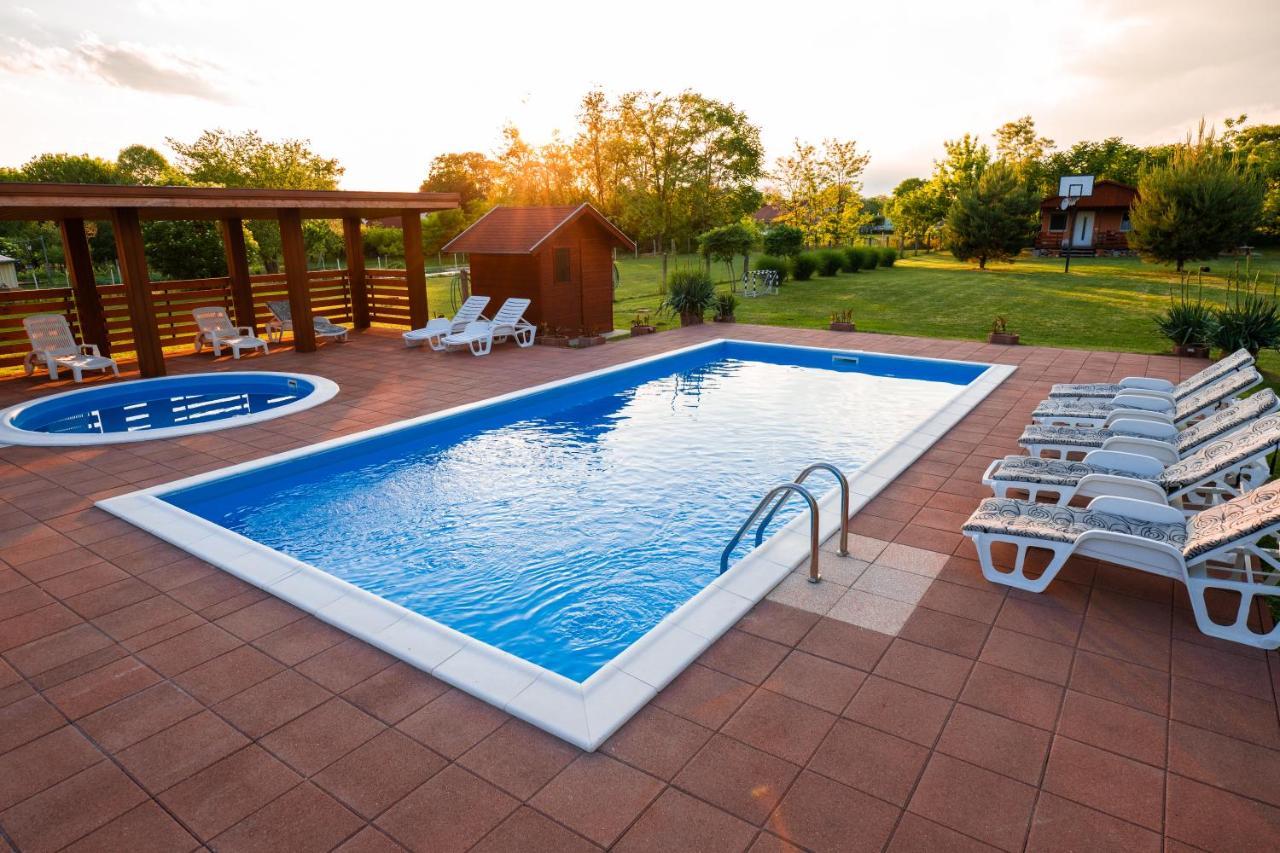 Tennis Guesthouse Ordacsehi ภายนอก รูปภาพ